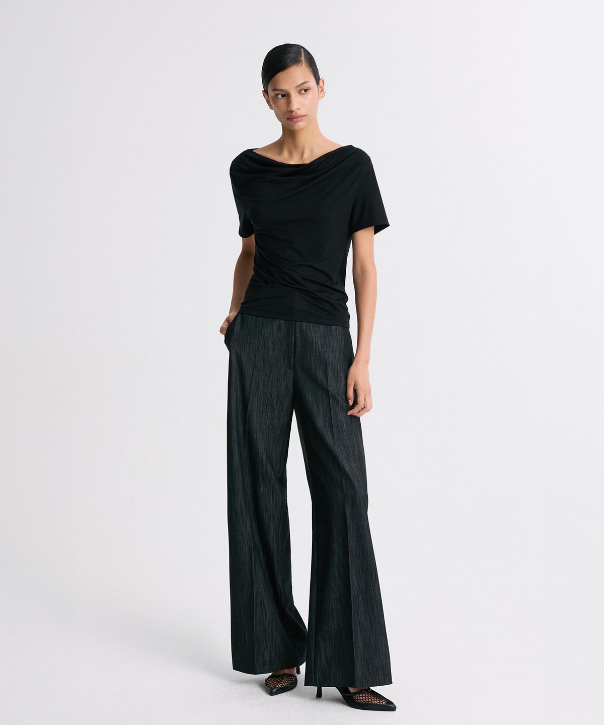 리이(RE RHEE) DRAPED HALF-SLEEVE TOP BLACK