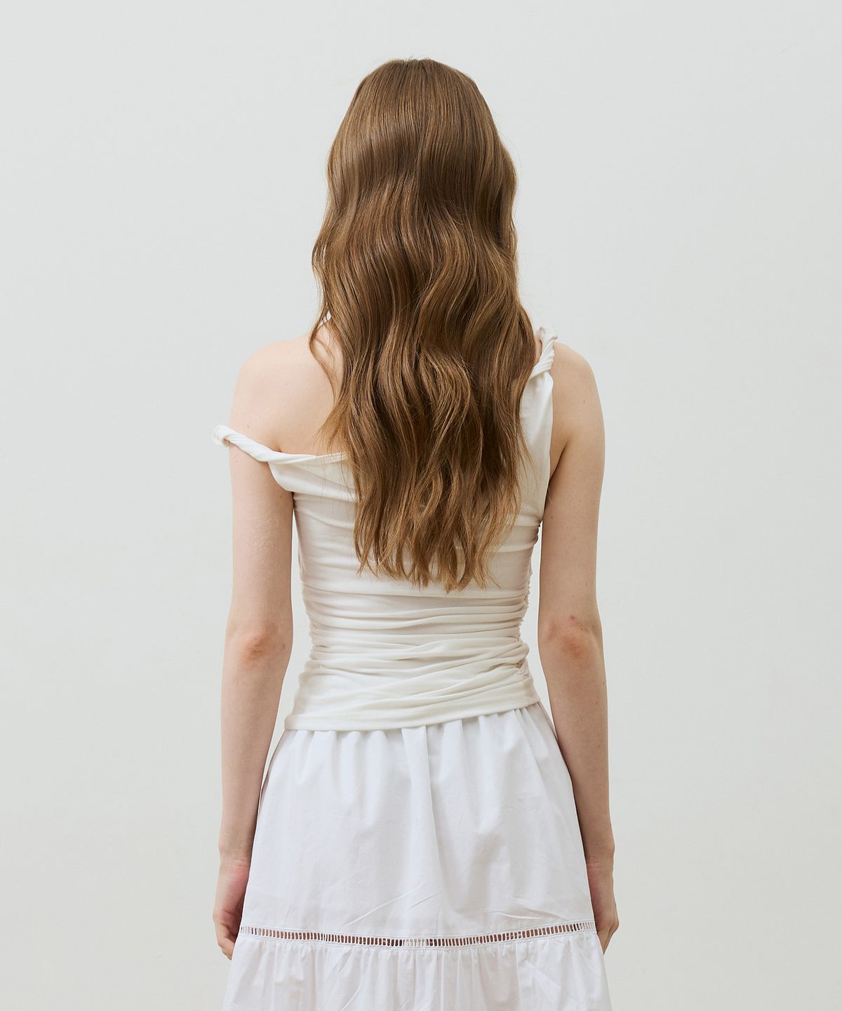 아리킴(ARIKIM) COS TWISTED SHIRRLING TOP / IVORY
