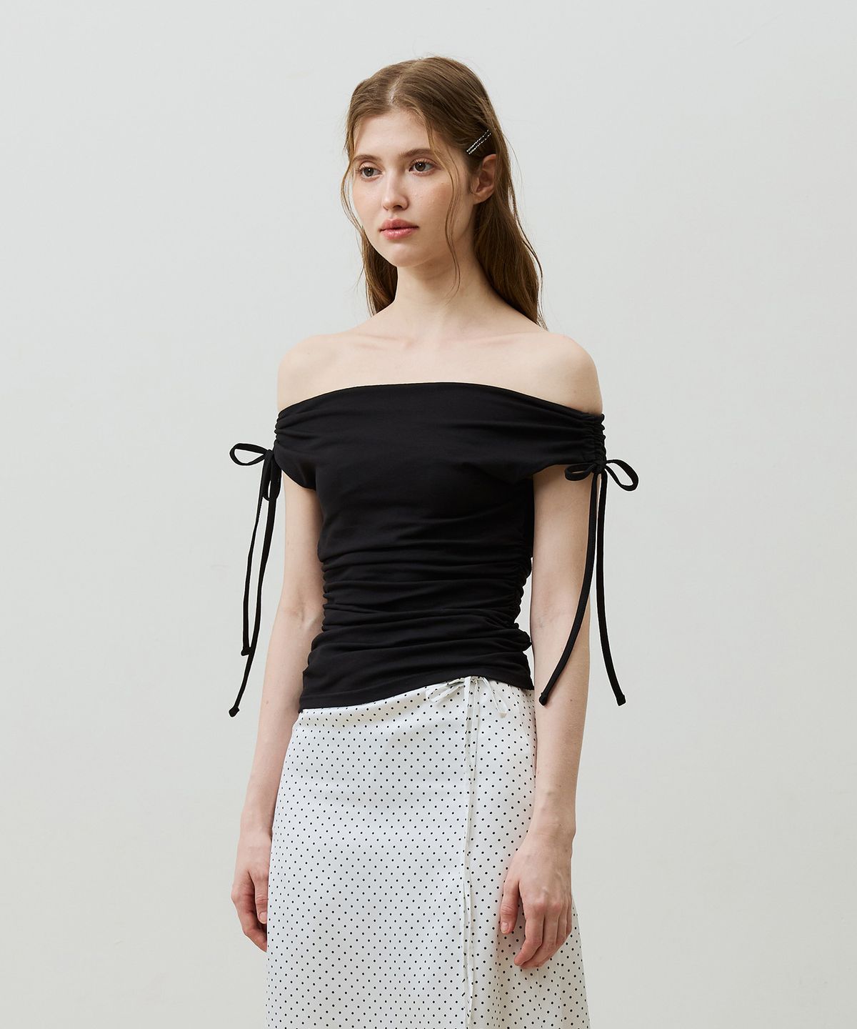 아리킴(ARIKIM) LILY OFF-SHOULDER SHIRRING TOP / BLACK