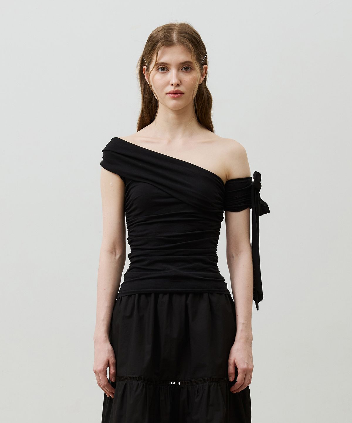 아리킴(ARIKIM) RIA ONE-SHOULDER SHIRRING TOP / BLACK