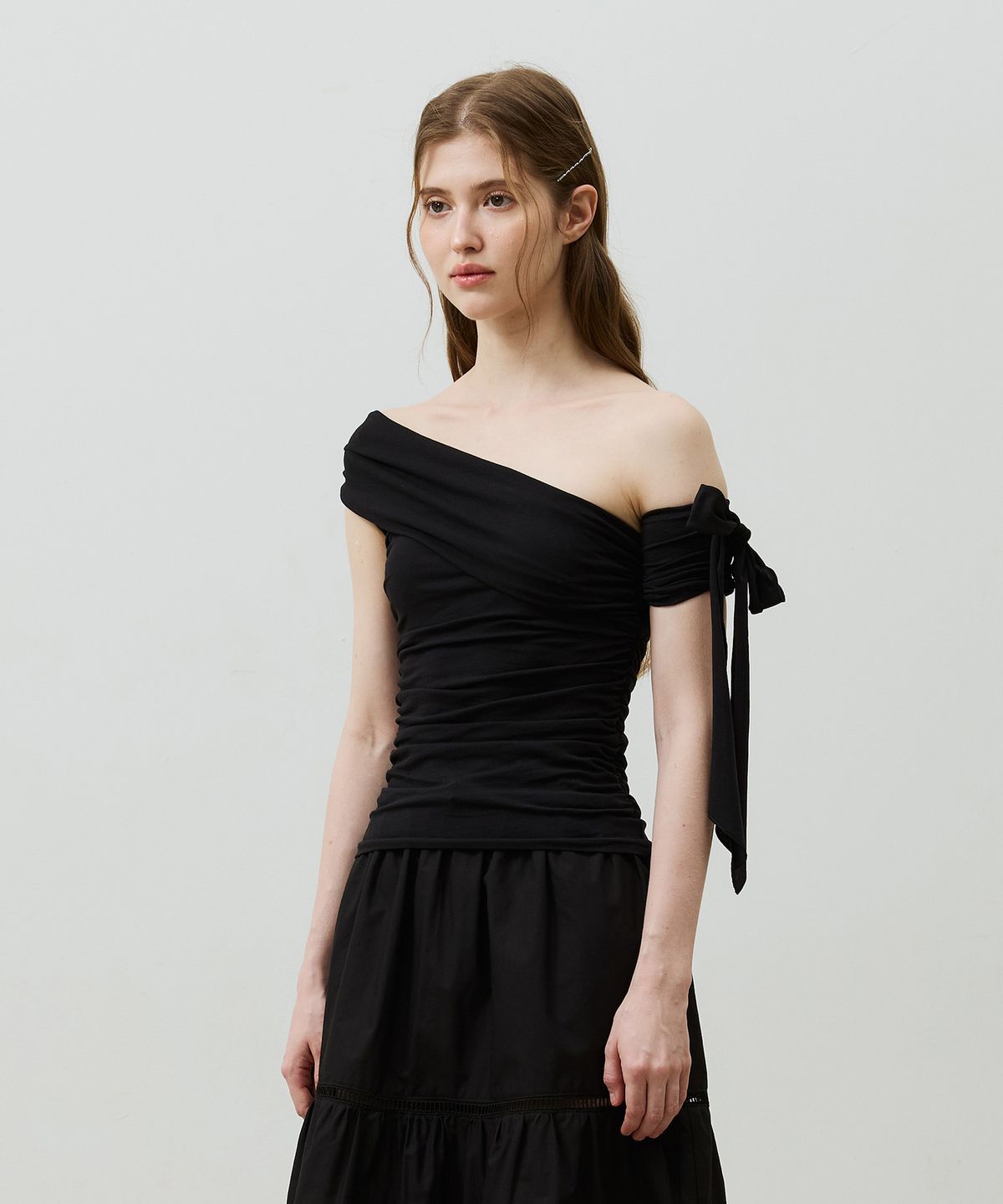 아리킴(ARIKIM) RIA ONE-SHOULDER SHIRRING TOP / BLACK