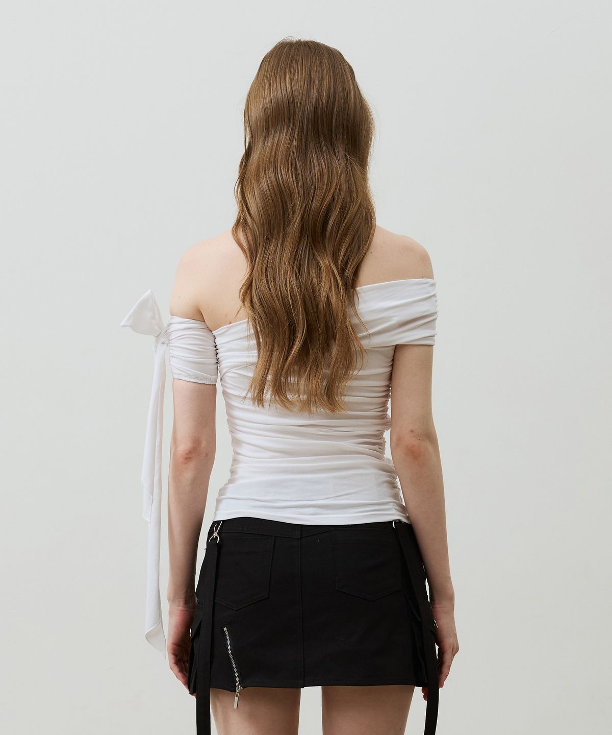 아리킴(ARIKIM) RIA ONE-SHOULDER SHIRRING TOP / WHITE
