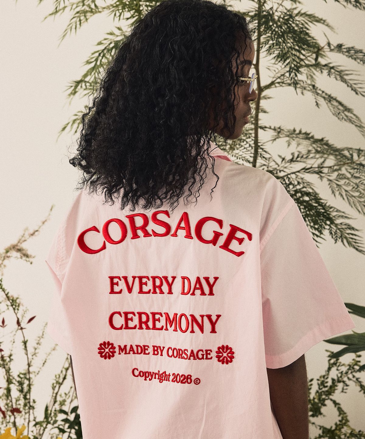 코사지(CORSAGE) 엠보자수 반팔셔츠