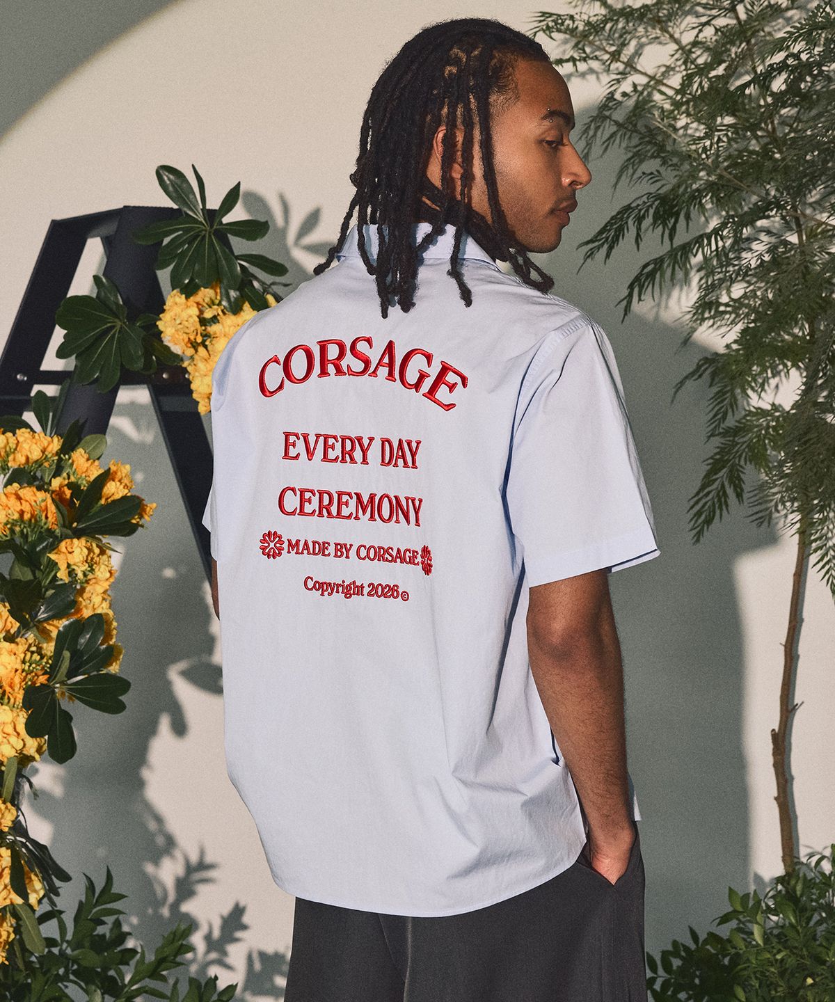코사지(CORSAGE) 엠보자수 반팔셔츠
