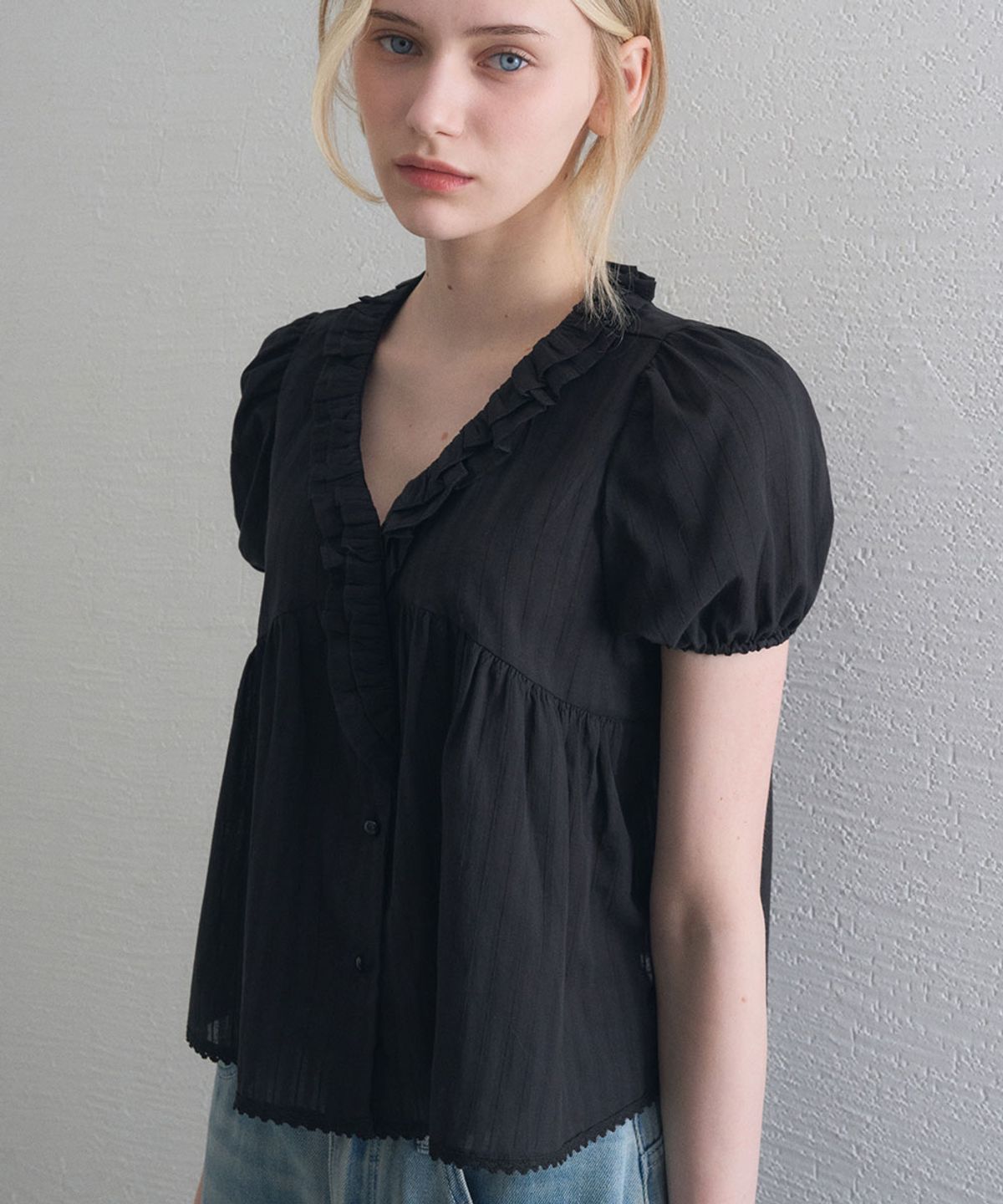 헤인트(HAINT) AIRY RUFFLE V NECK BLOUSE 2COL_BLACK