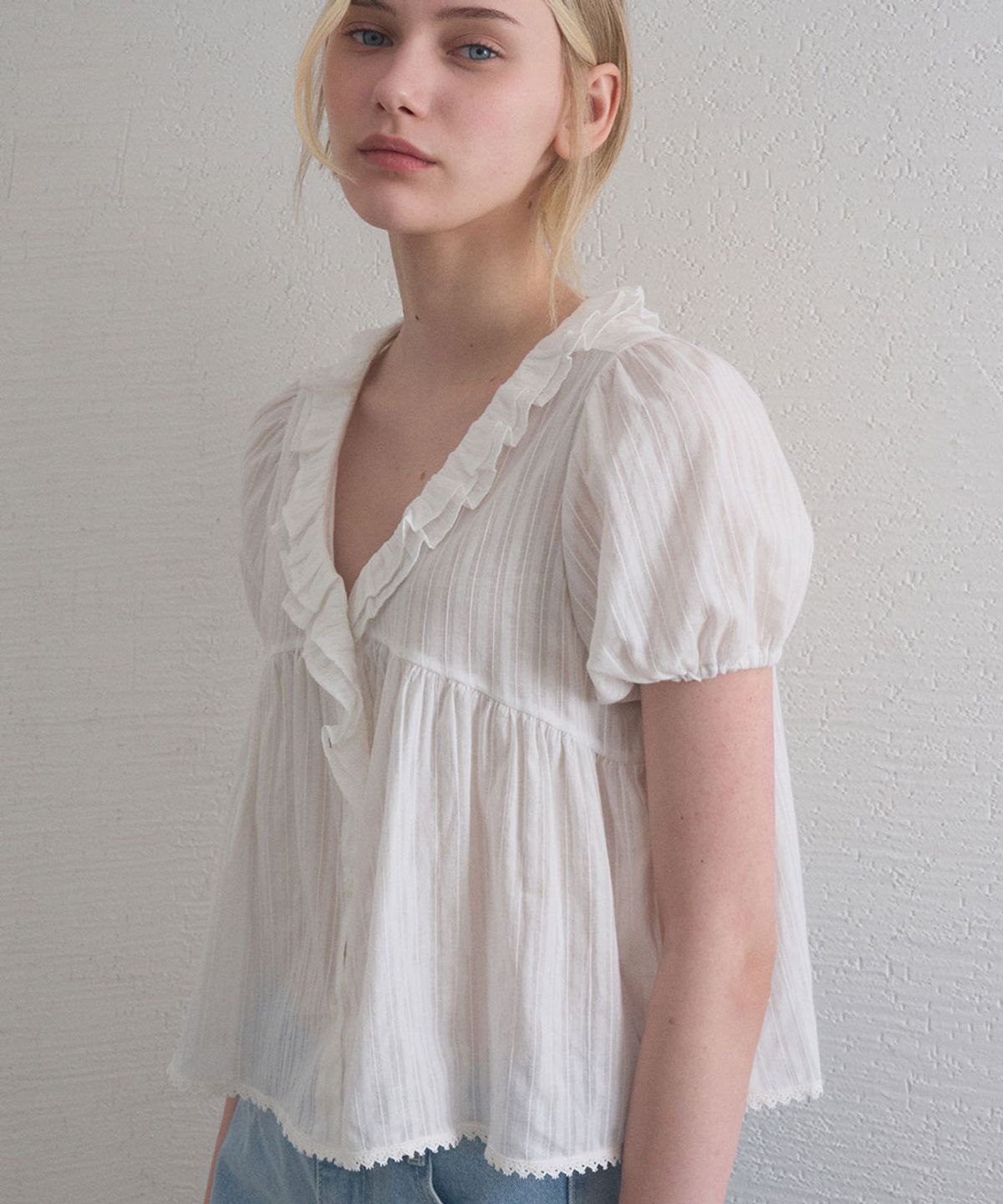 헤인트(HAINT) AIRY RUFFLE V NECK BLOUSE 2COL_IVORY