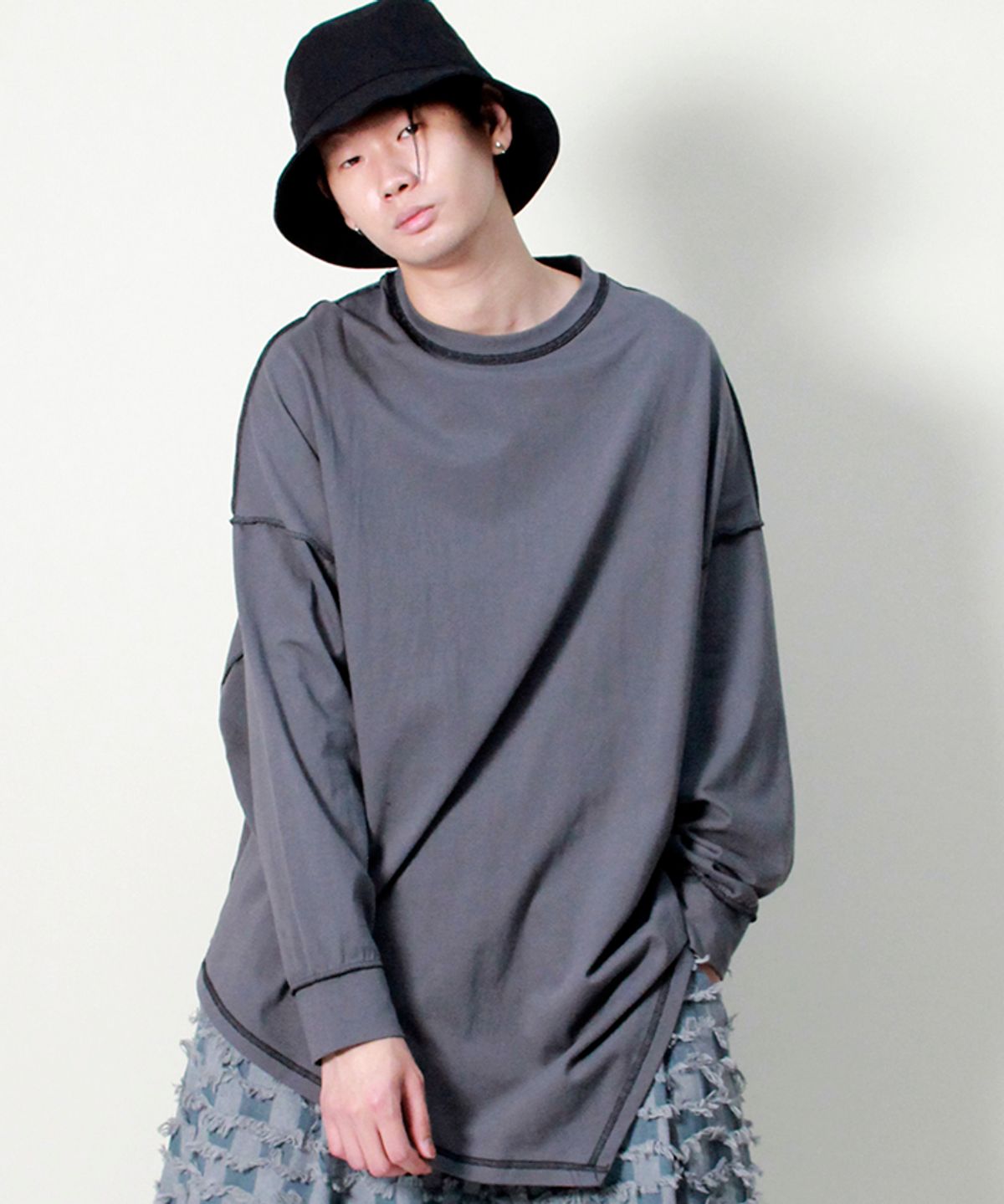 드마크(DEMARC) 비대칭 오버사이즈 언발란스 긴팔 티셔츠 차콜