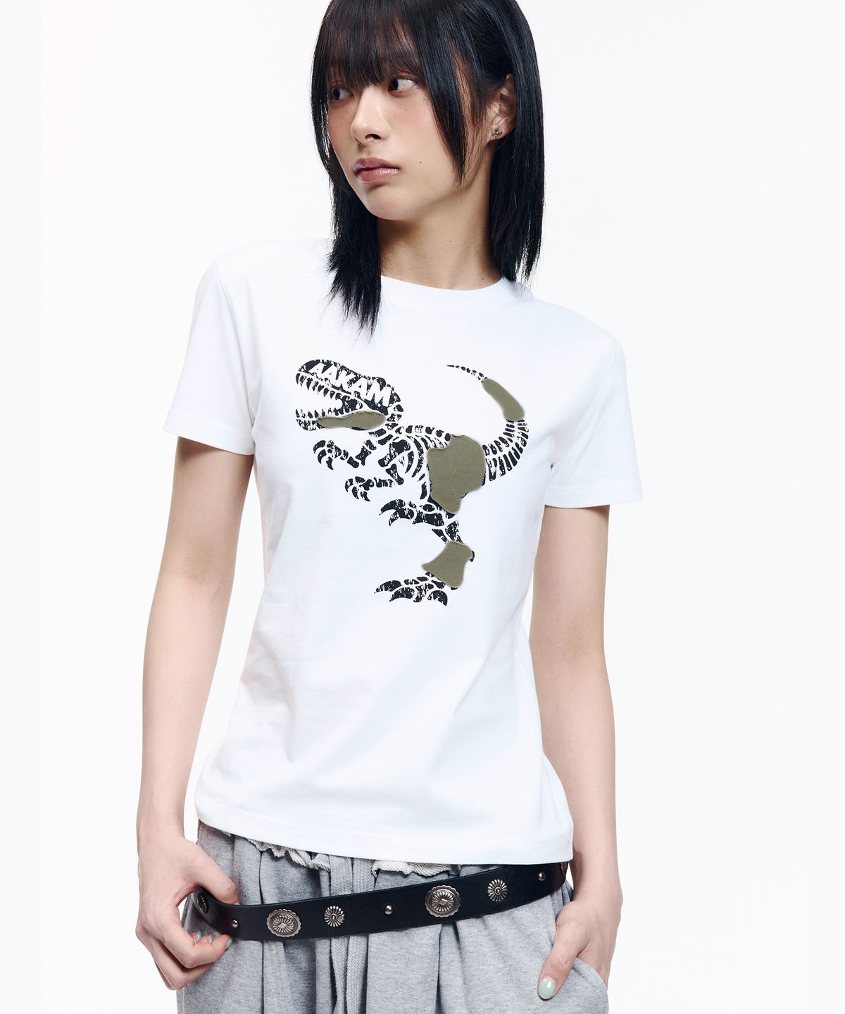 아캄(AAKAM) Dino Patch Half Top (White)
