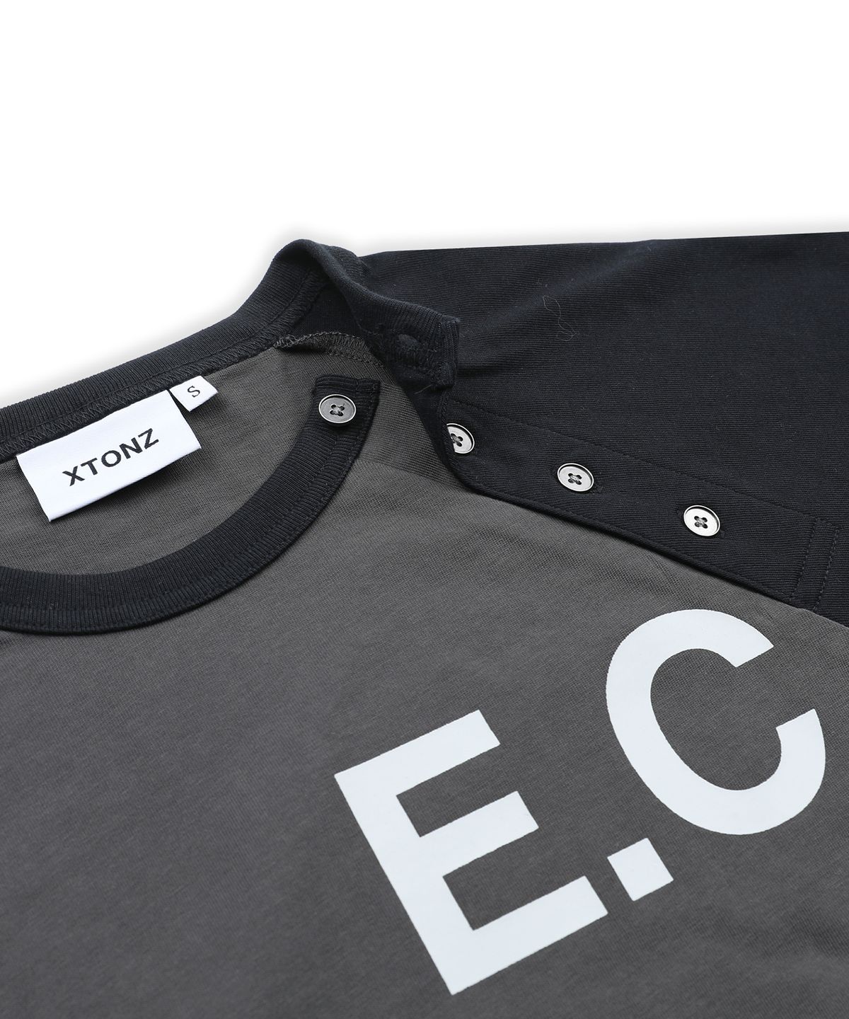 엑스톤즈(XTONZ) XTT160 E.C 헨리넥 래글런 티셔츠 (BLACK/CHARCOAL)