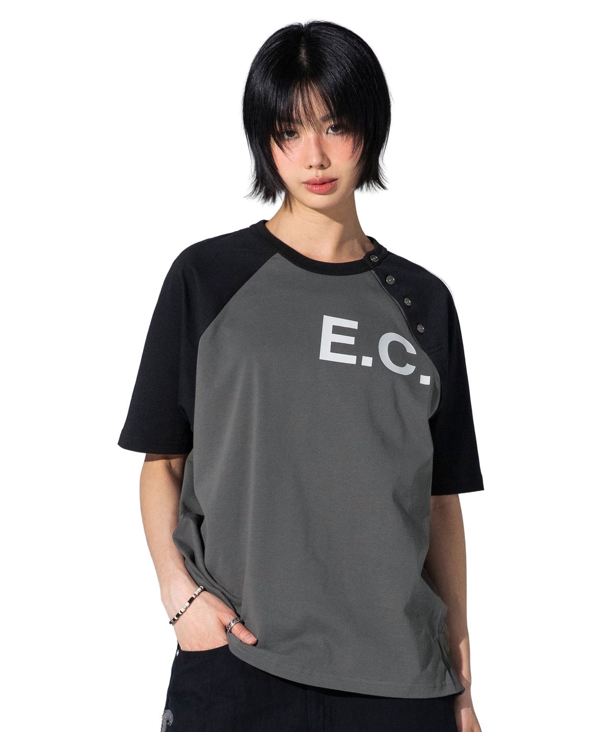 엑스톤즈(XTONZ) XTT160 E.C 헨리넥 래글런 티셔츠 (BLACK/CHARCOAL)