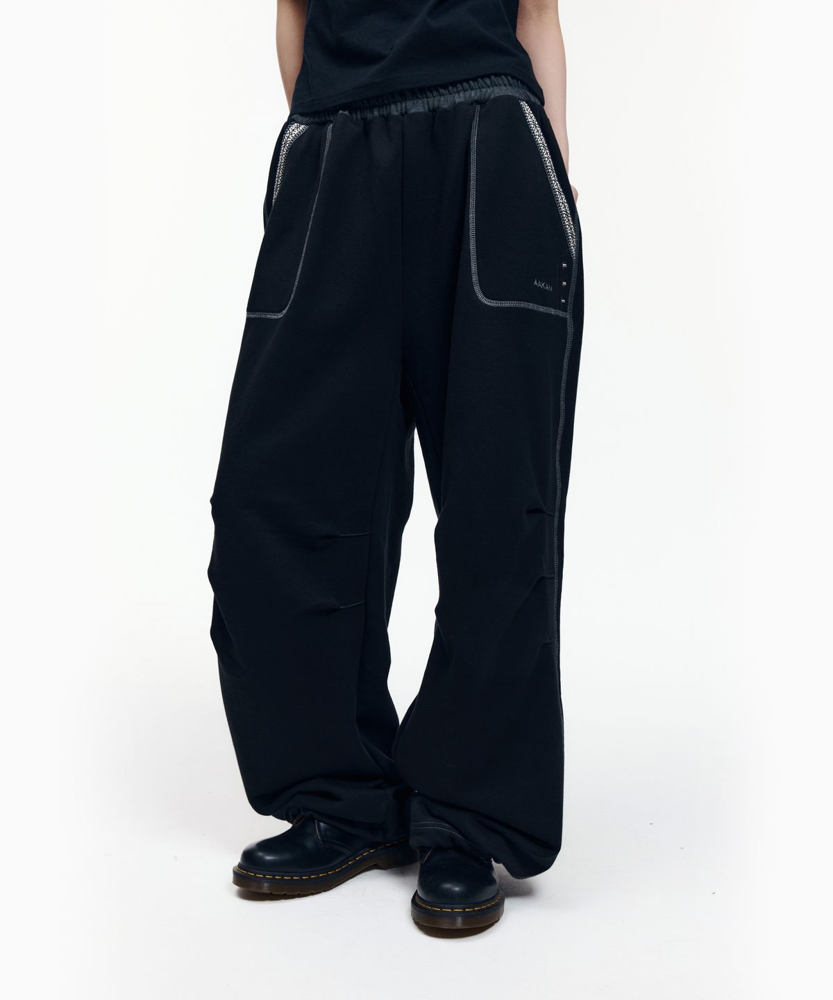 아캄(AAKAM) Knee Pin-Tuck Ethnic Sweatpants (Black)
