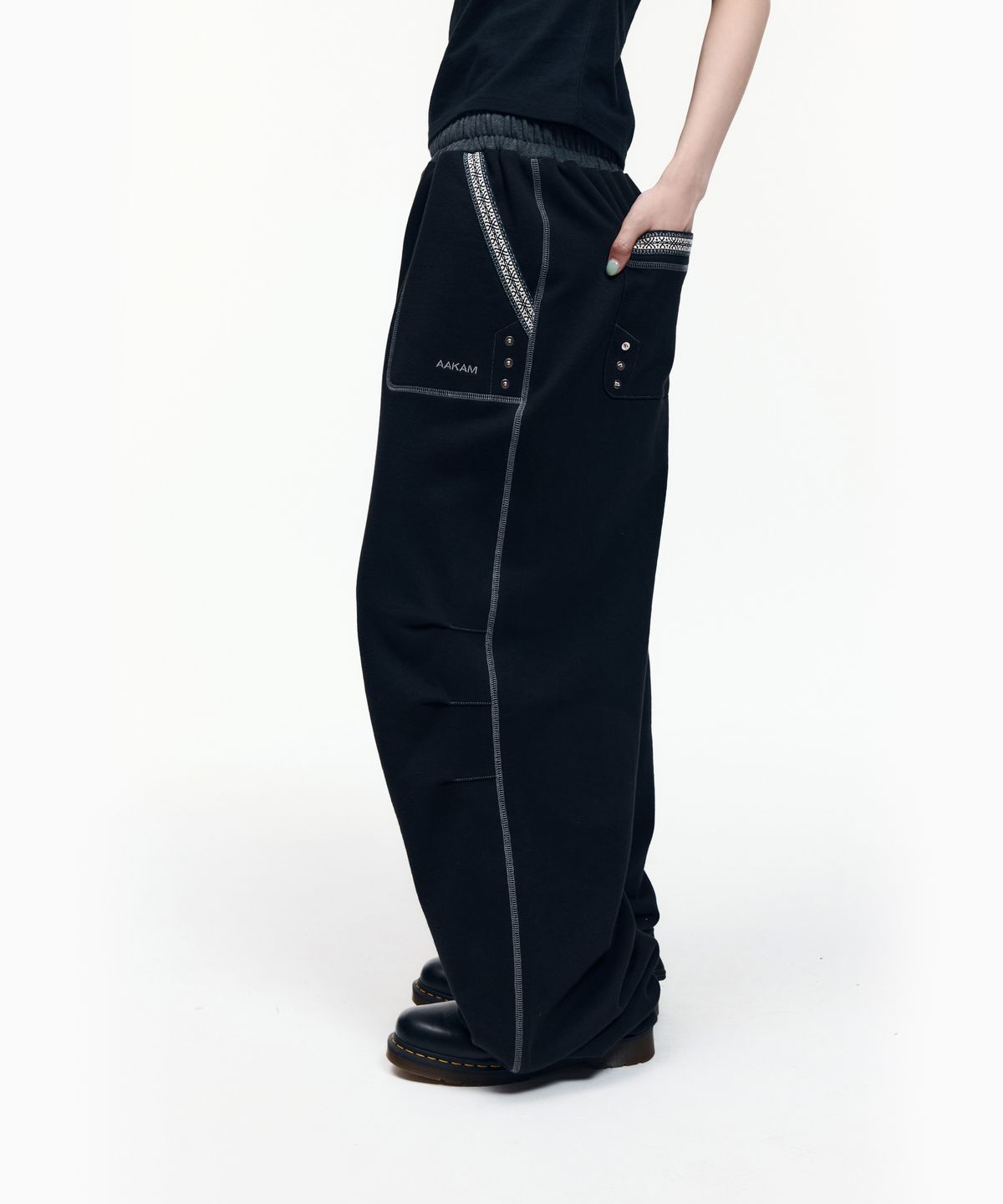 아캄(AAKAM) Knee Pin-Tuck Ethnic Sweatpants (Black)