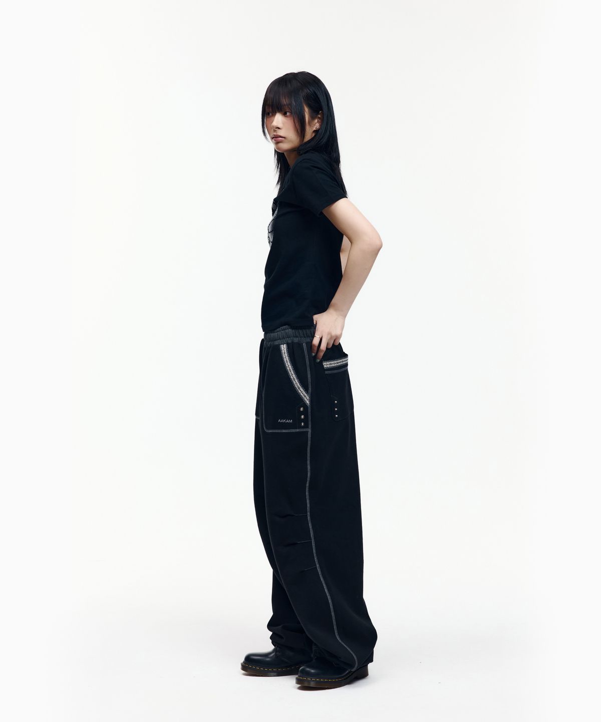 아캄(AAKAM) Knee Pin-Tuck Ethnic Sweatpants (Black)