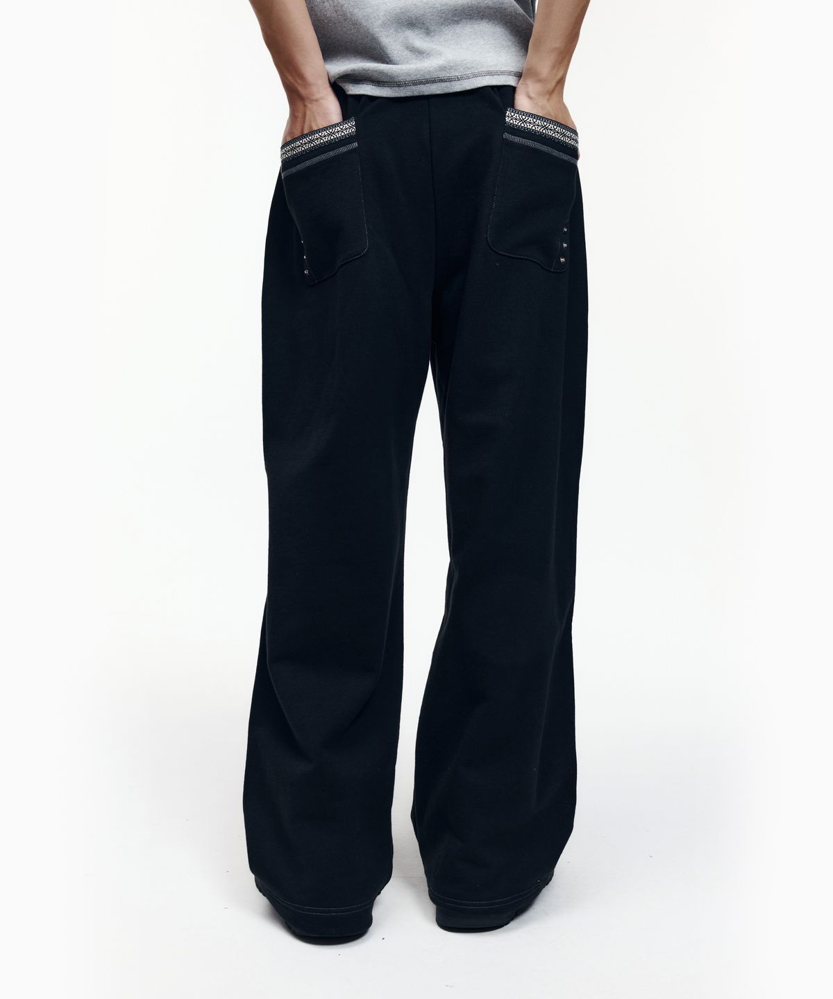 아캄(AAKAM) Knee Pin-Tuck Ethnic Sweatpants (Black)
