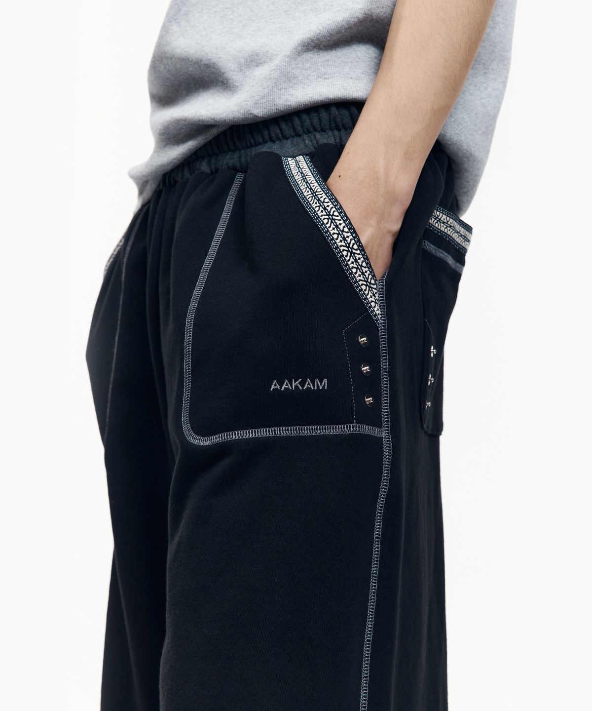 아캄(AAKAM) Knee Pin-Tuck Ethnic Sweatpants (Black)