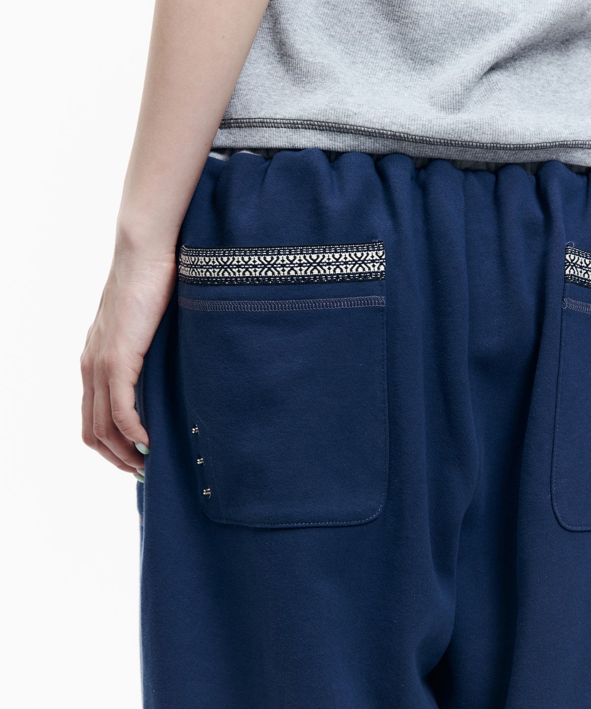 아캄(AAKAM) Knee Pin-Tuck Ethnic Sweatpants (Navy)