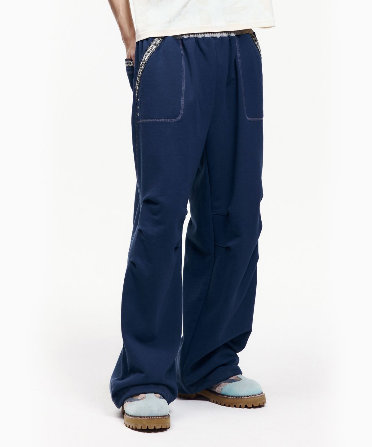 아캄(AAKAM) Knee Pin-Tuck Ethnic Sweatpants (Navy)