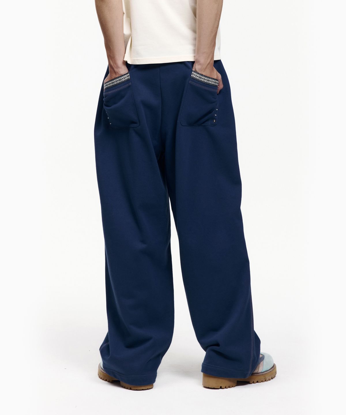 아캄(AAKAM) Knee Pin-Tuck Ethnic Sweatpants (Navy)