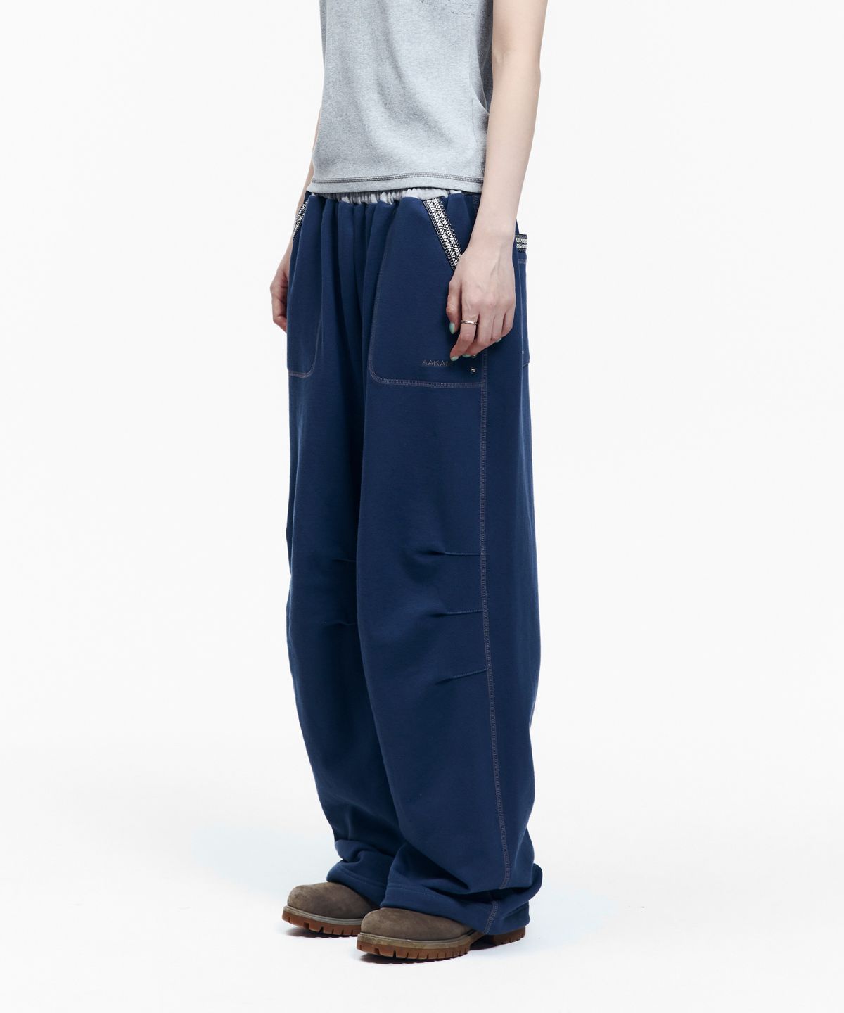 아캄(AAKAM) Knee Pin-Tuck Ethnic Sweatpants (Navy)
