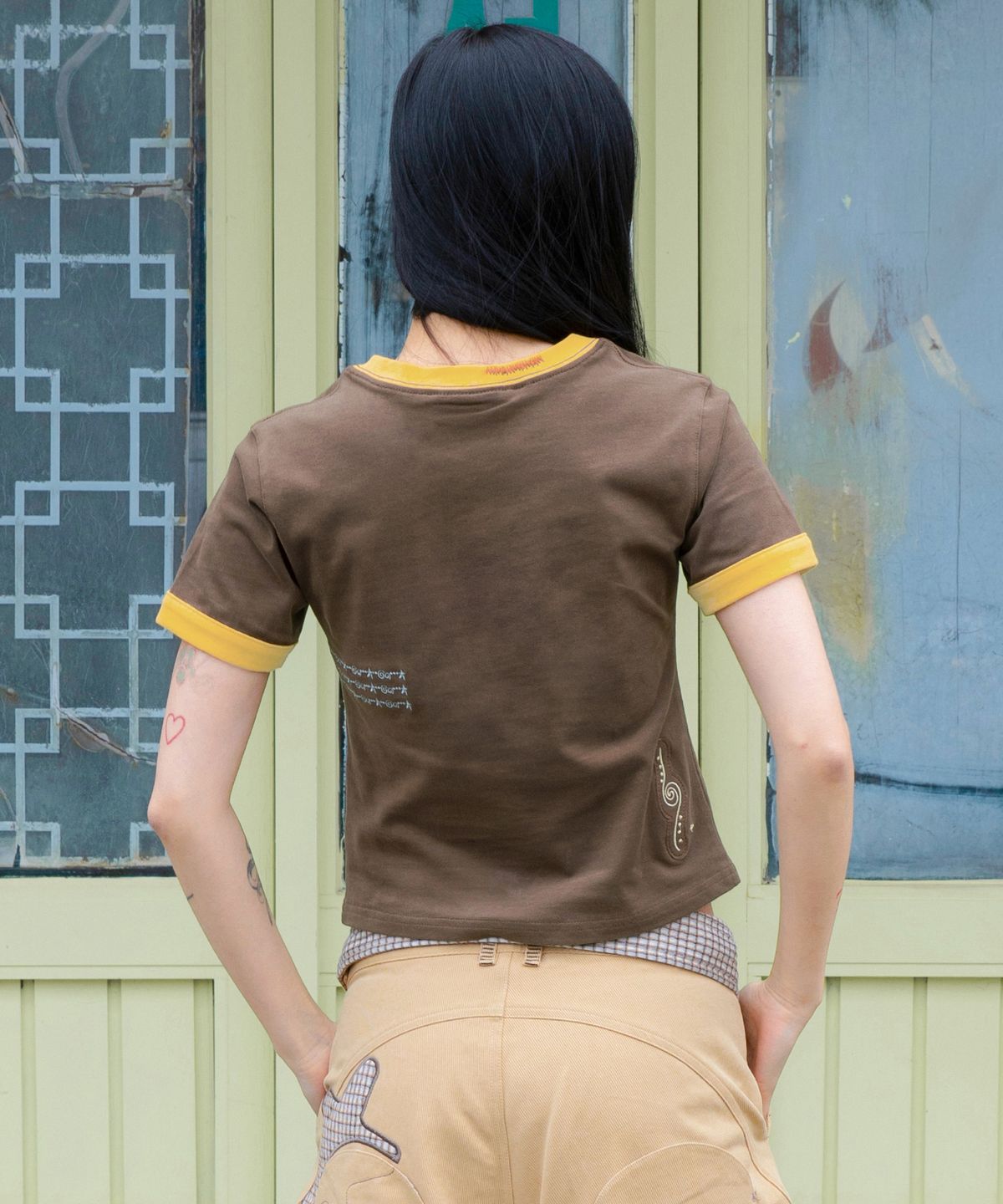 루나키후(RuNaKi'Hu') WXT097 아루바무 링고 아플리케 티셔츠 (BROWN)