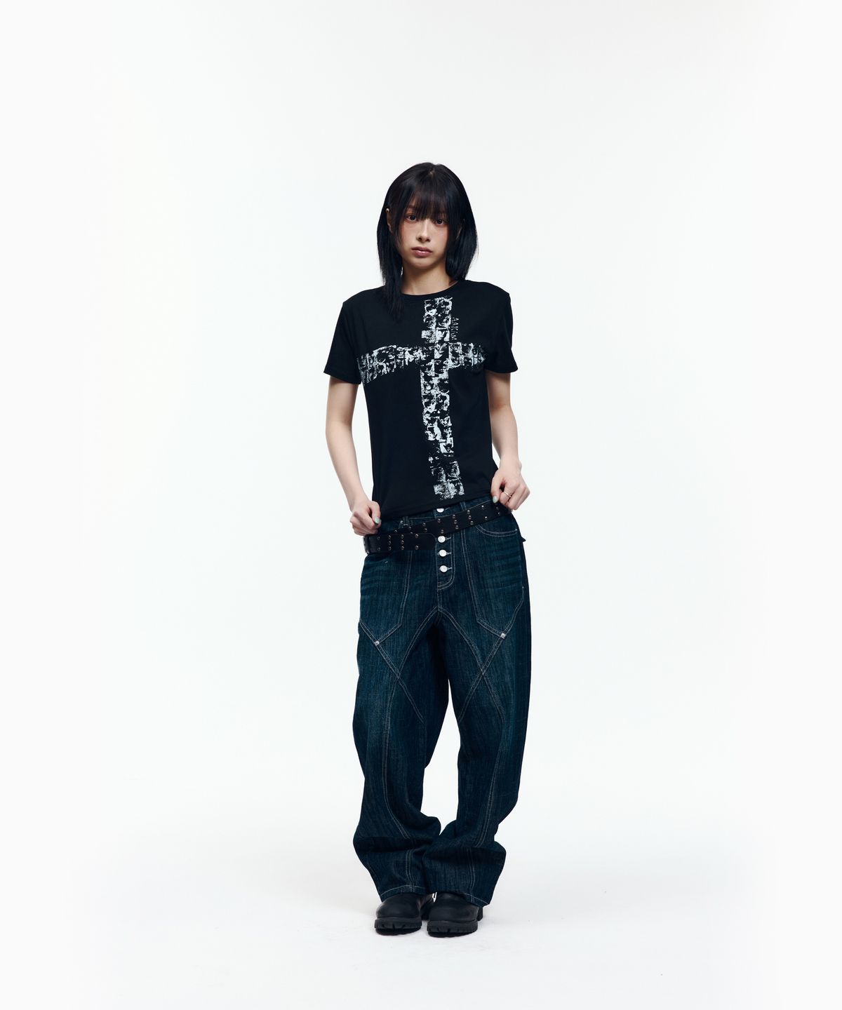 아캄(AAKAM) Mosaic Cross Half Top (Black)