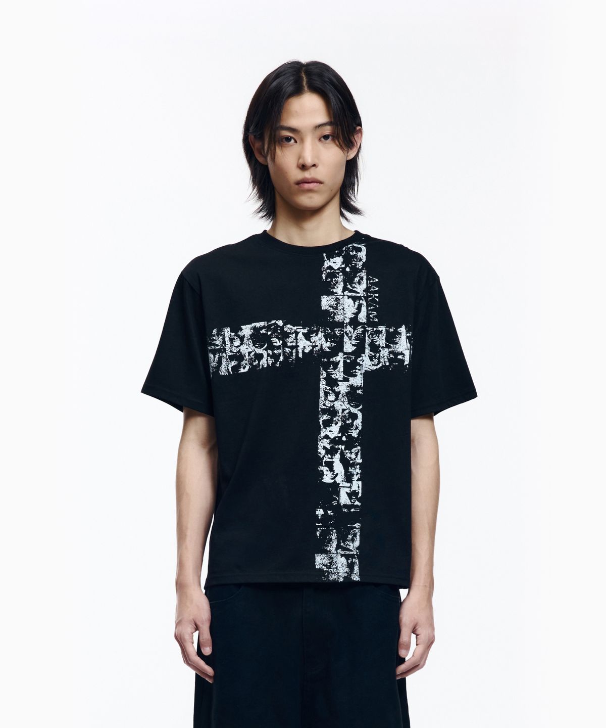 아캄(AAKAM) Mosaic Cross Half Top (Black)