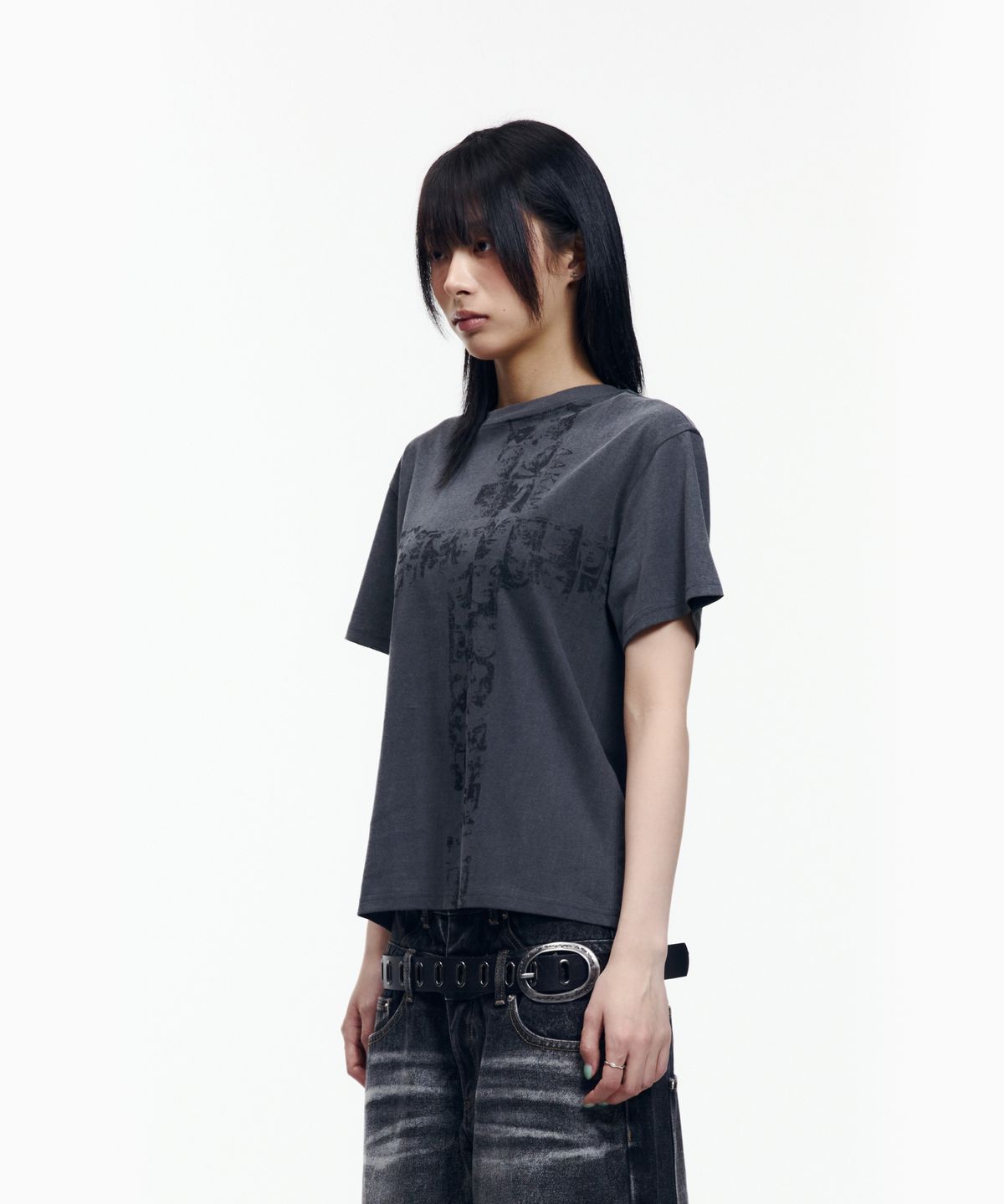 아캄(AAKAM) Mosaic Cross Half Top (Dark Gray)
