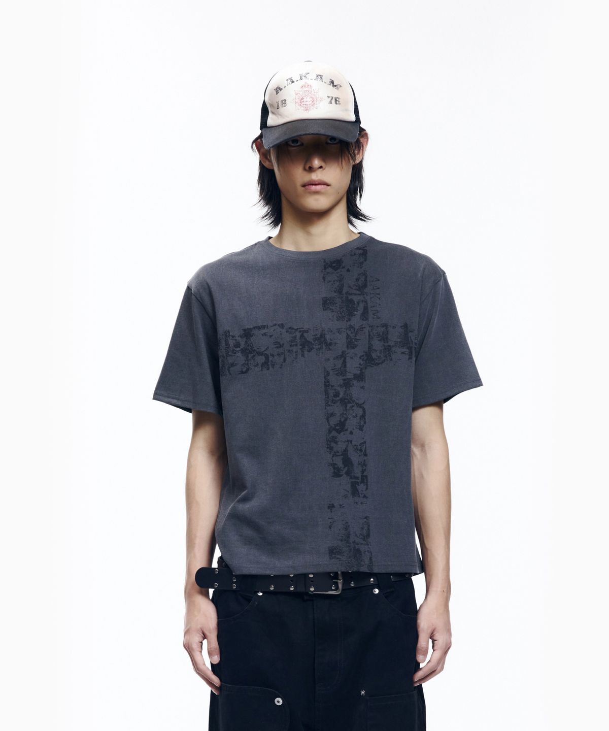 아캄(AAKAM) Mosaic Cross Half Top (Dark Gray)