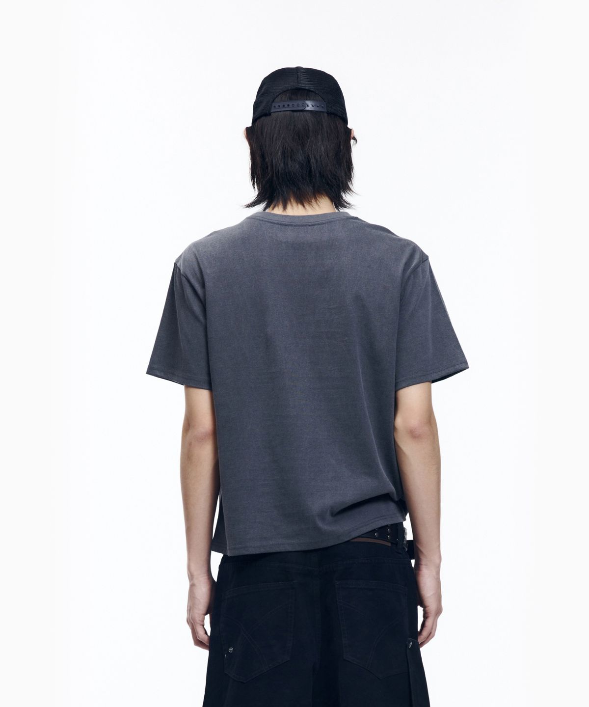 아캄(AAKAM) Mosaic Cross Half Top (Dark Gray)