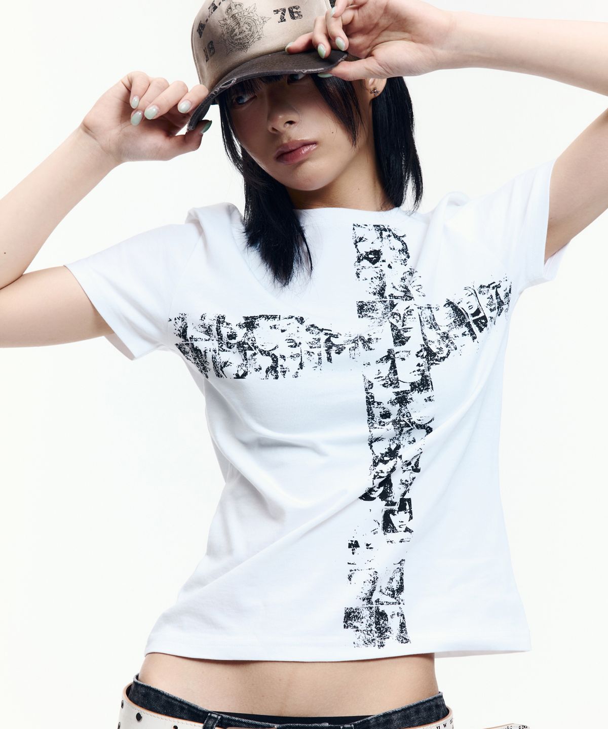 아캄(AAKAM) Mosaic Cross Half Top (White)