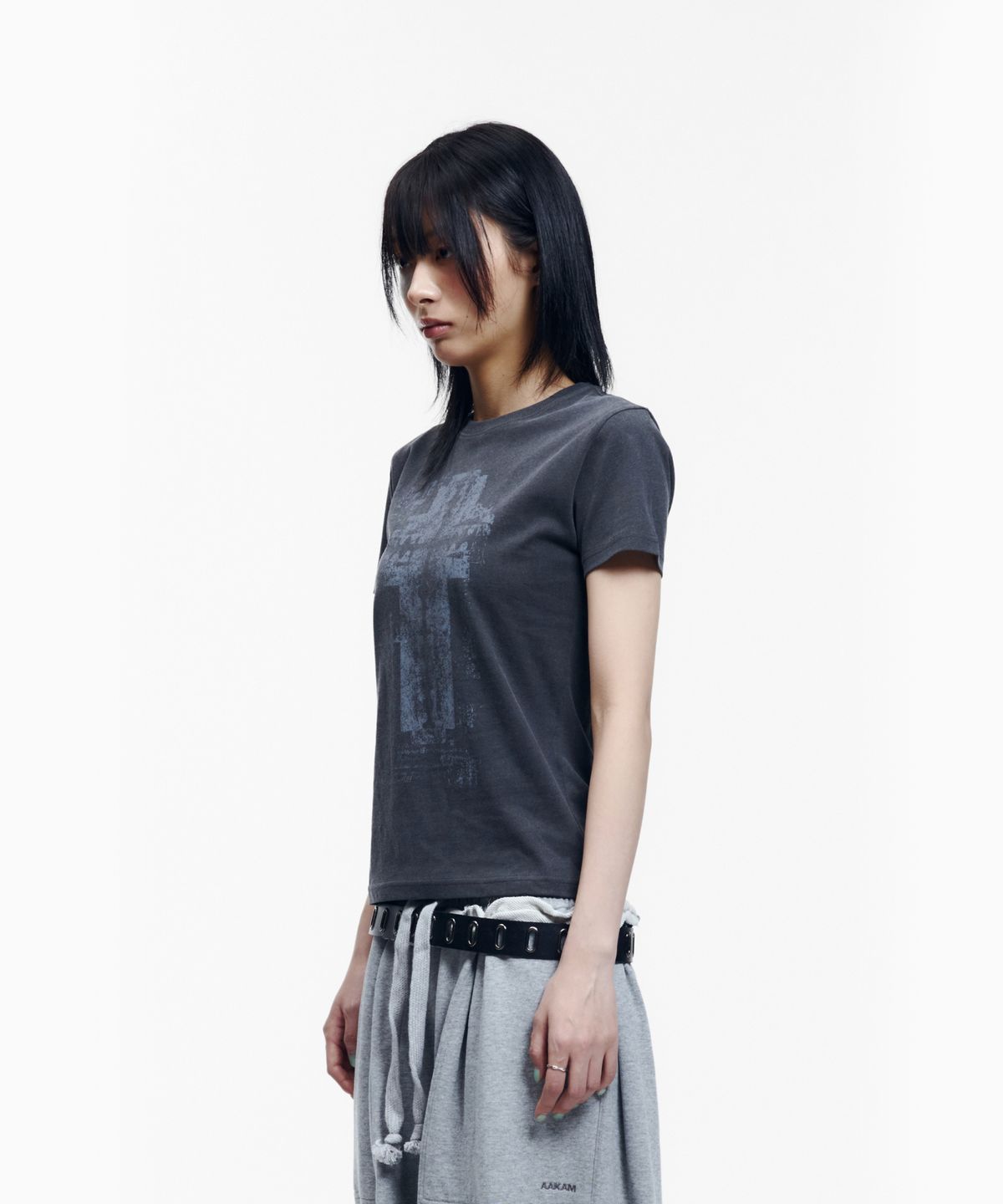 아캄(AAKAM) Razor Cross Half Top (Charcoal)