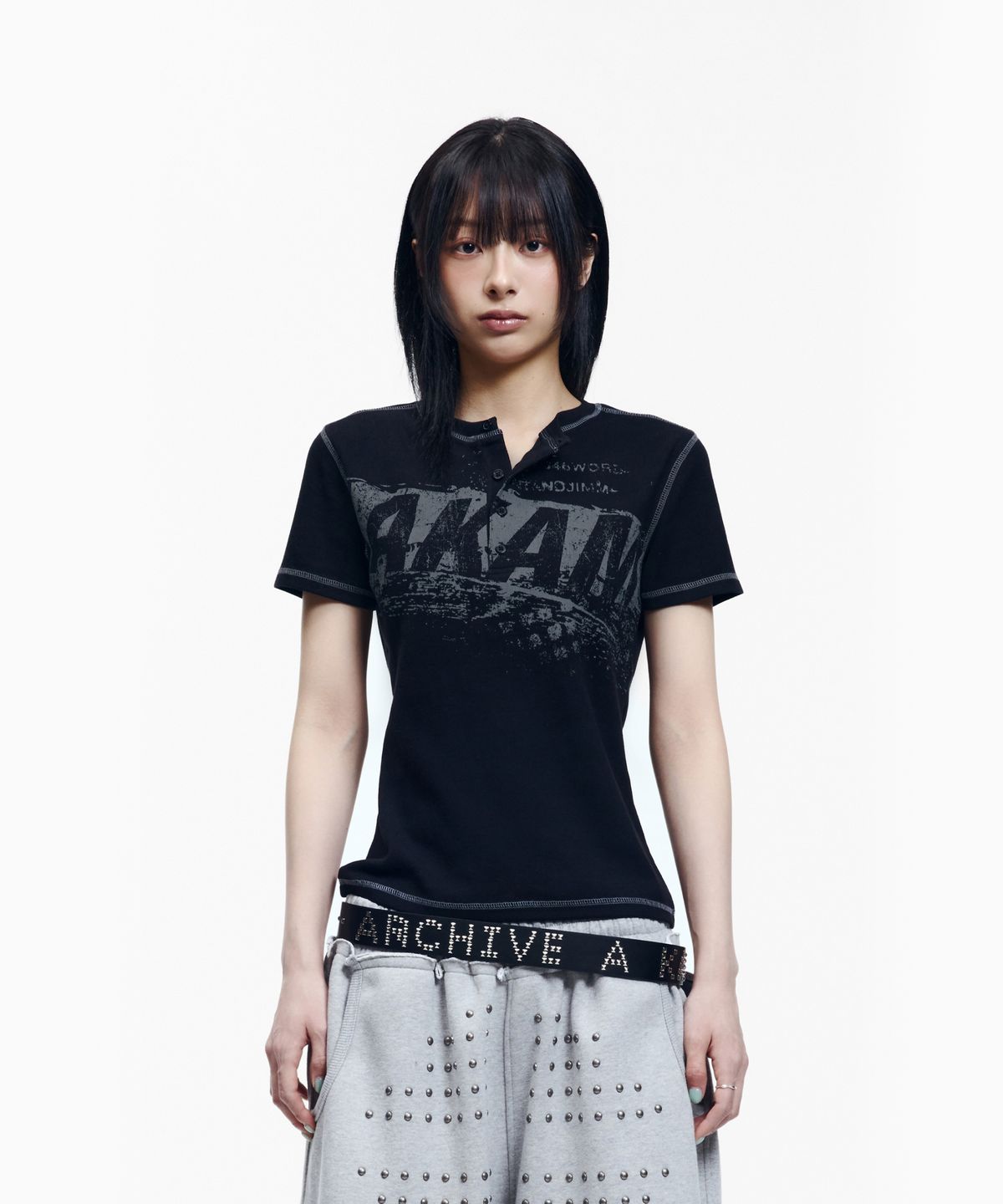 아캄(AAKAM) Tread Henry Neck Half Top (Black)
