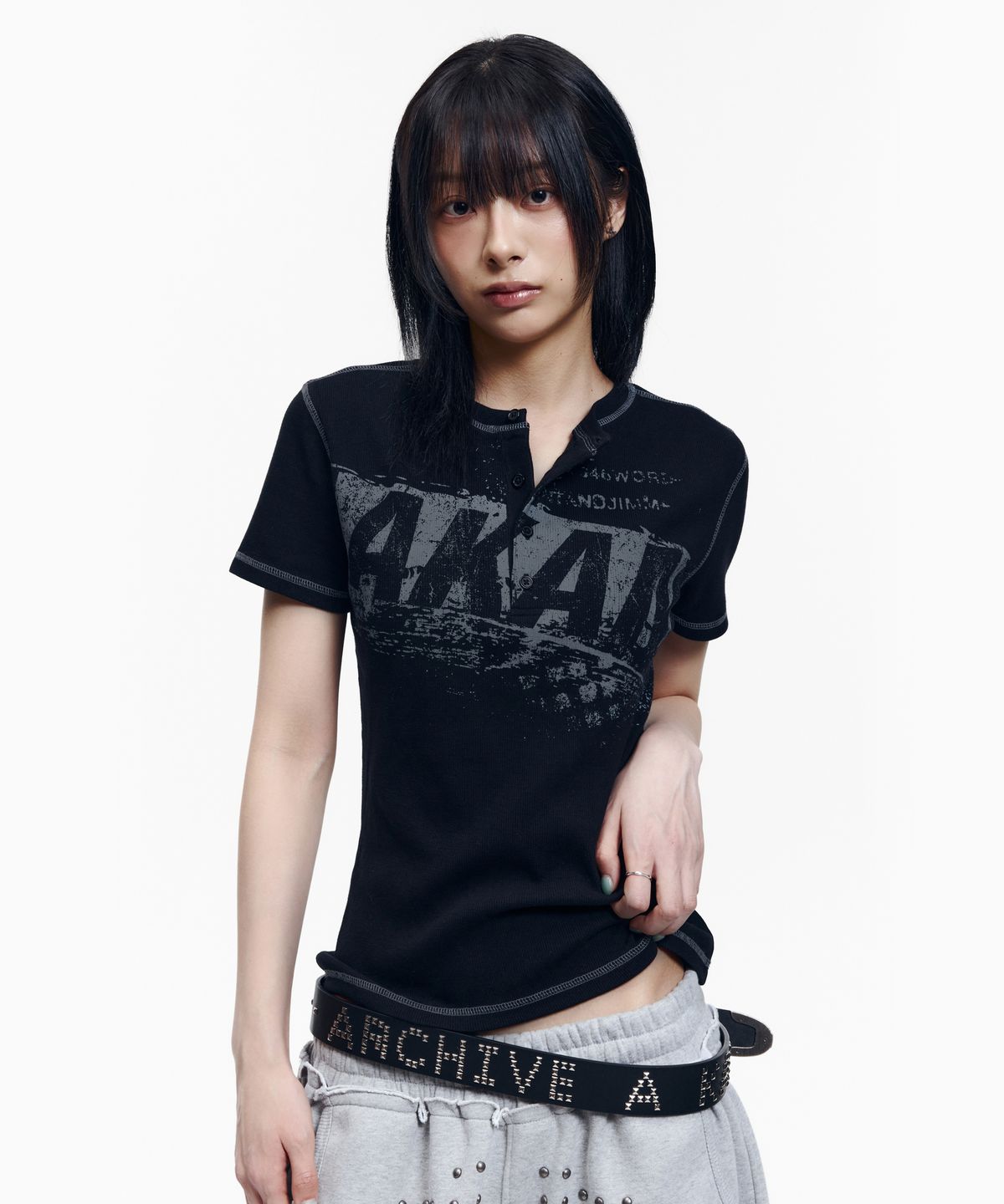 아캄(AAKAM) Tread Henry Neck Half Top (Black)