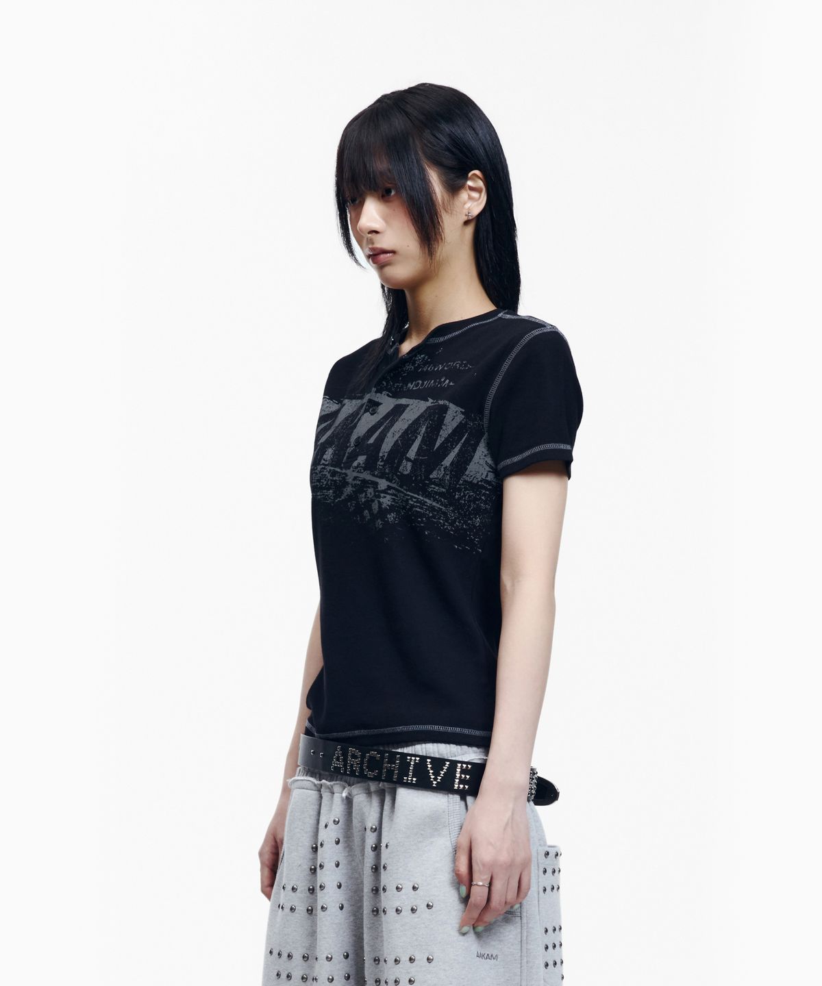 아캄(AAKAM) Tread Henry Neck Half Top (Black)