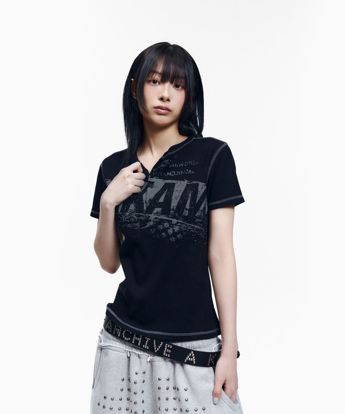 아캄(AAKAM) Tread Henry Neck Half Top (Black)