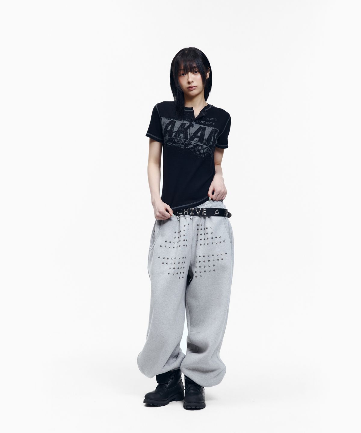 아캄(AAKAM) Tread Henry Neck Half Top (Black)