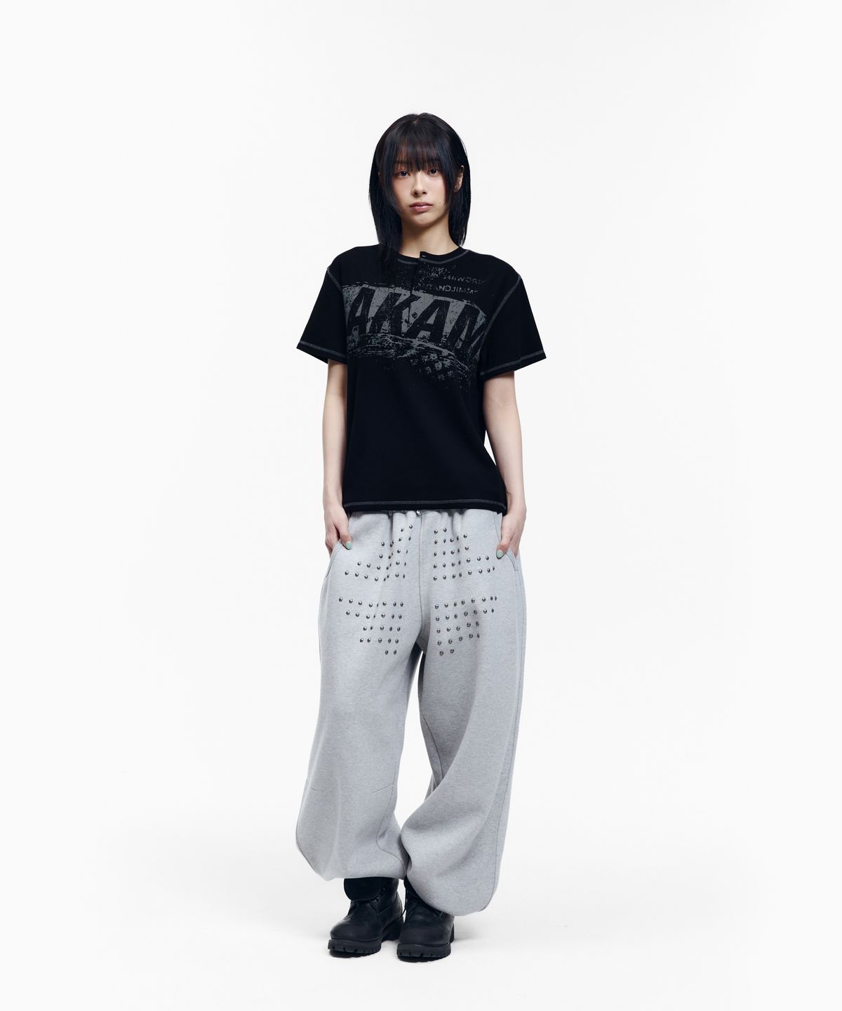 아캄(AAKAM) Tread Henry Neck Half Top (Black)
