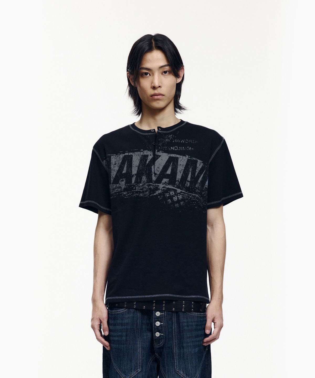 아캄(AAKAM) Tread Henry Neck Half Top (Black)