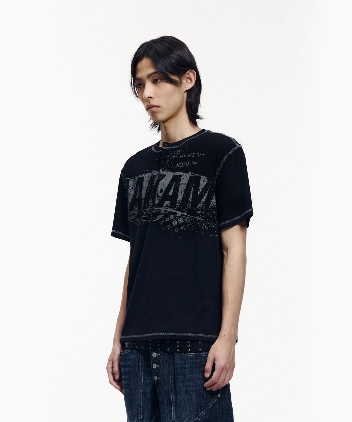아캄(AAKAM) Tread Henry Neck Half Top (Black)