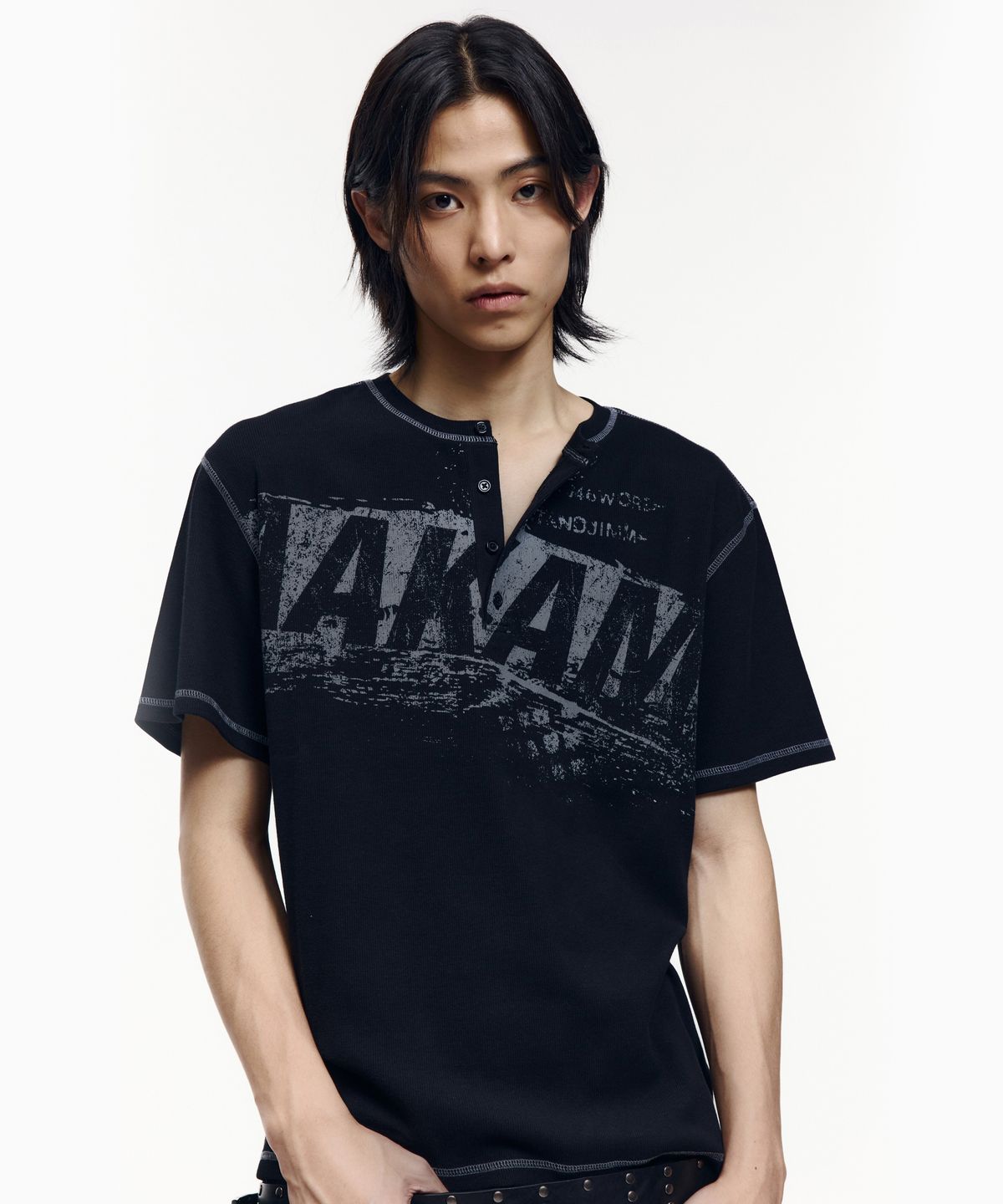 아캄(AAKAM) Tread Henry Neck Half Top (Black)