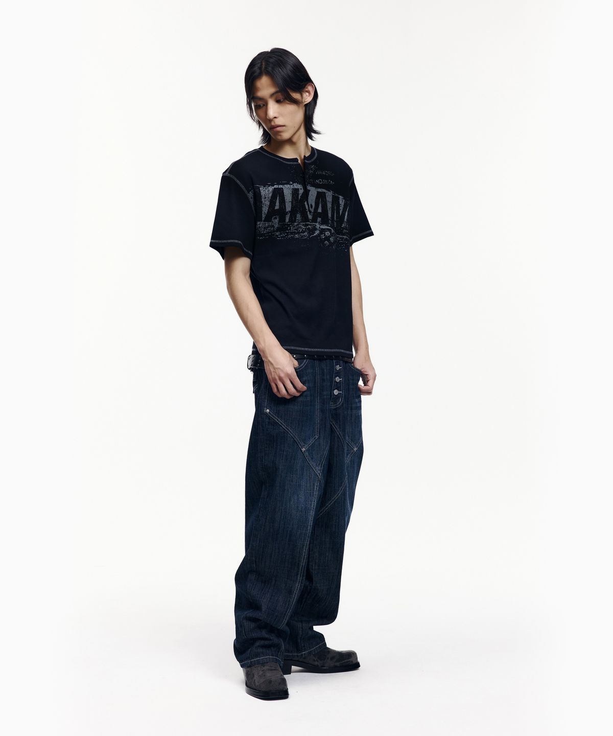 아캄(AAKAM) Tread Henry Neck Half Top (Black)