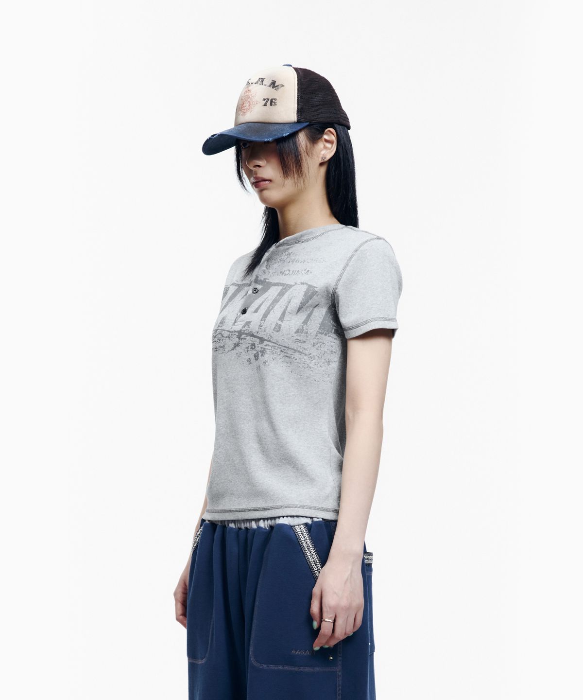 아캄(AAKAM) Tread Henry Neck Half Top (Gray)