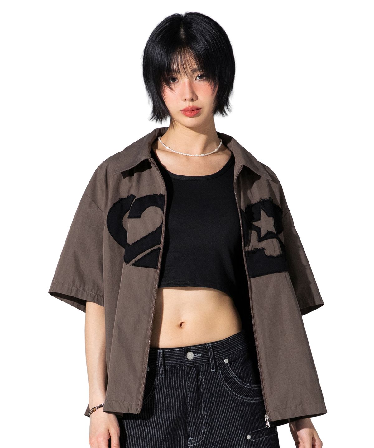 엑스톤즈(XTONZ) XTS044 러버 아플리케 크롭 셔츠 (BROWN)