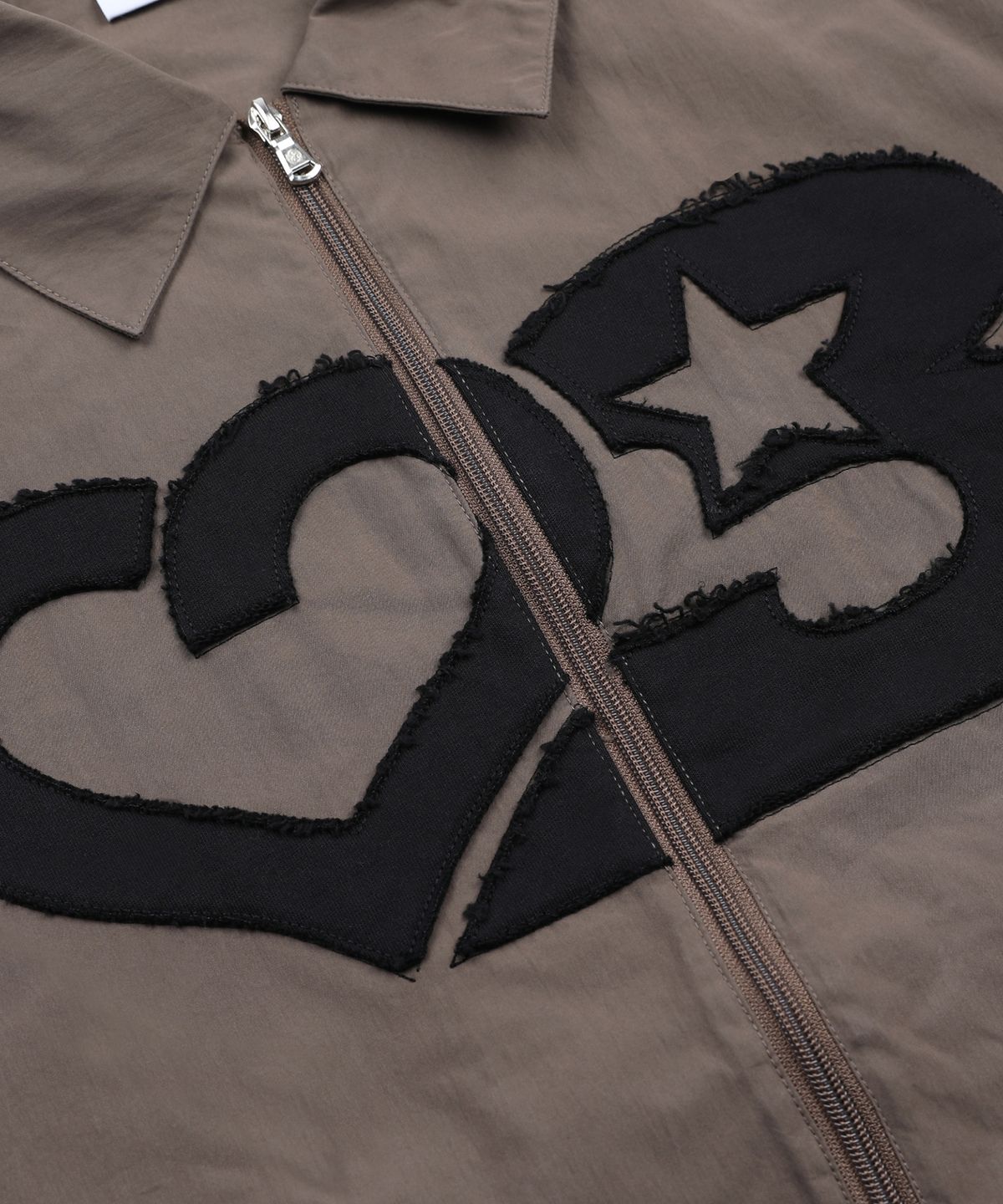 엑스톤즈(XTONZ) XTS044 러버 아플리케 크롭 셔츠 (BROWN)