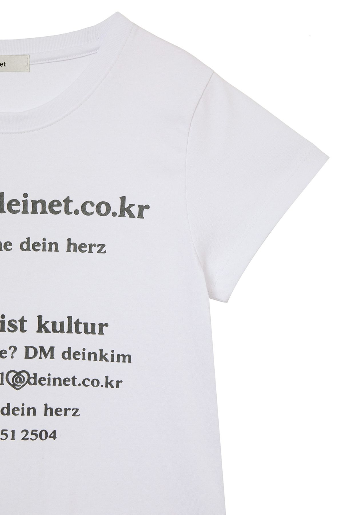 다이닛(DEINET) LETTERING GRAPHIC SLIMSIZED T-SHIRT IN WHITE