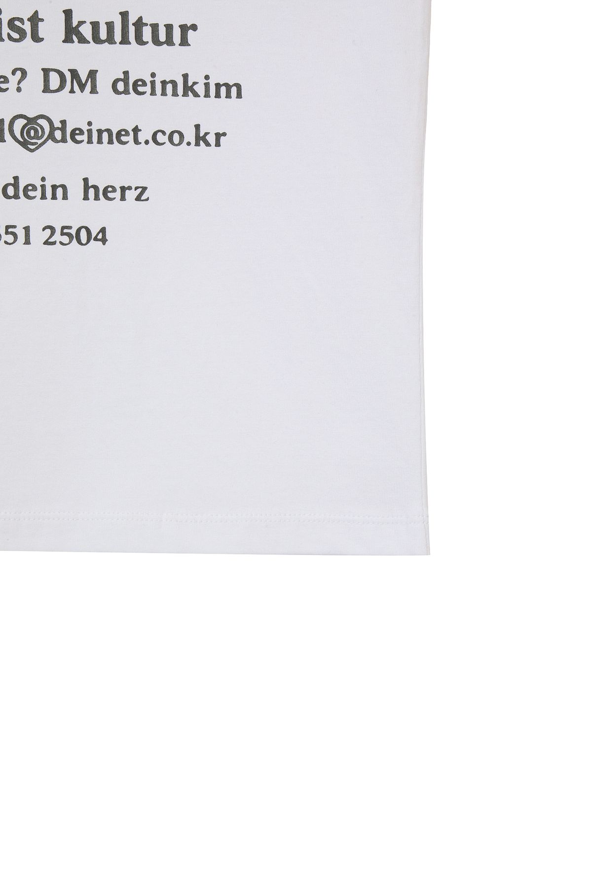 다이닛(DEINET) LETTERING GRAPHIC SLIMSIZED T-SHIRT IN WHITE