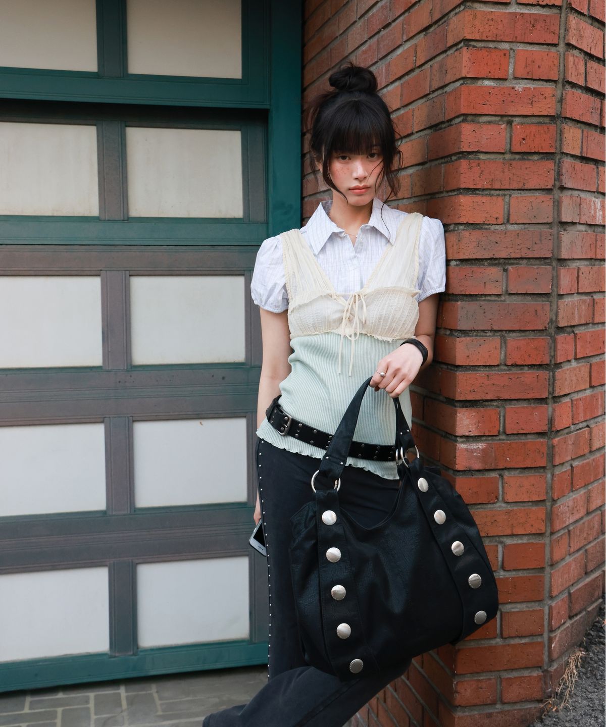 이우가마카라스(IUGAMAKARAS) Big Studded Hobo bag (Black)