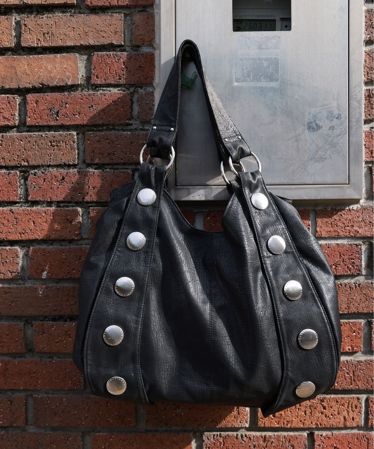 이우가마카라스(IUGAMAKARAS) Big Studded Hobo bag (Black)