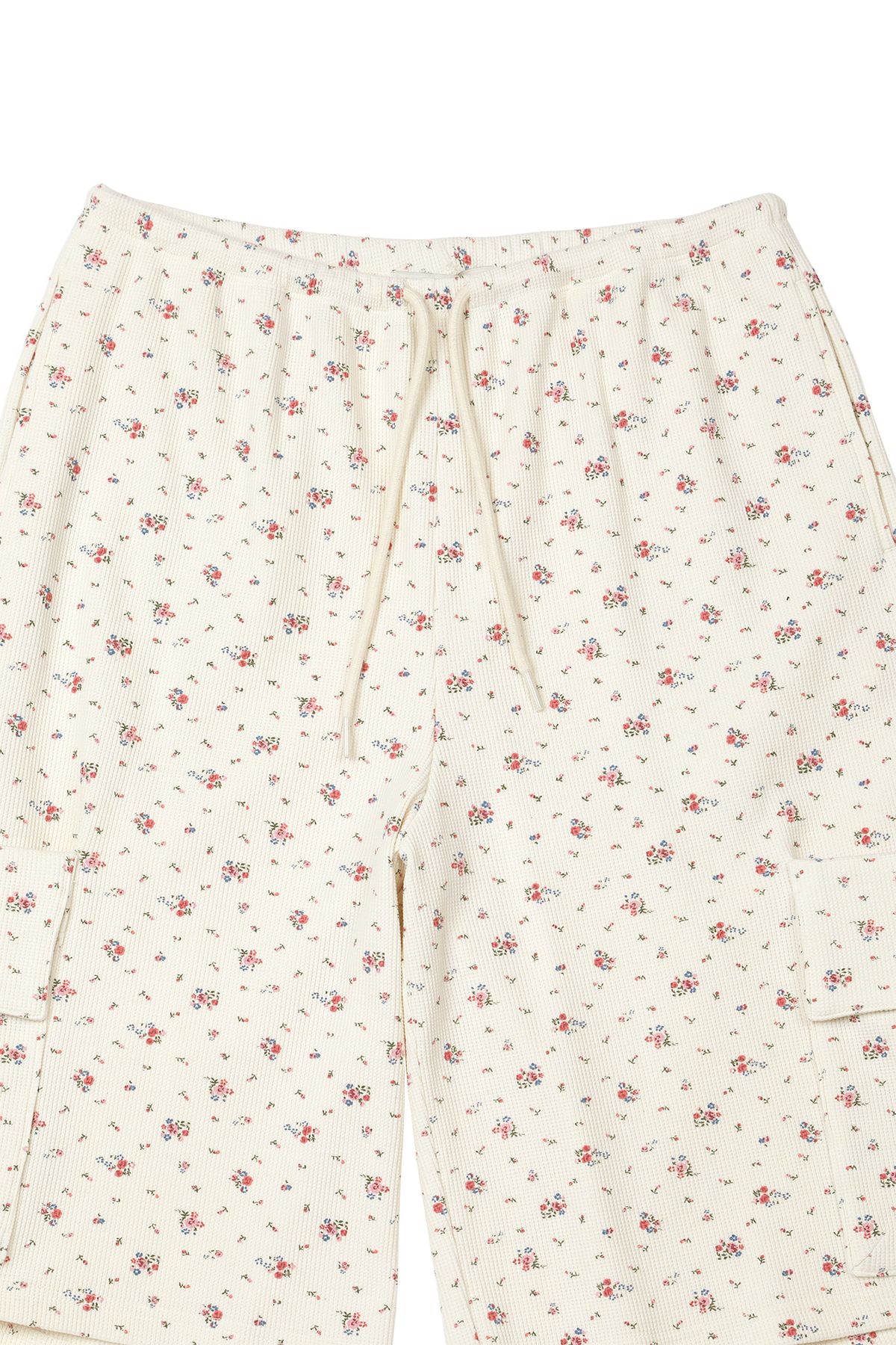 다이닛(DEINET) SOFT WAFFLE FLOWER JERSEY CARGO BERMUDA PANTS IN IVORY