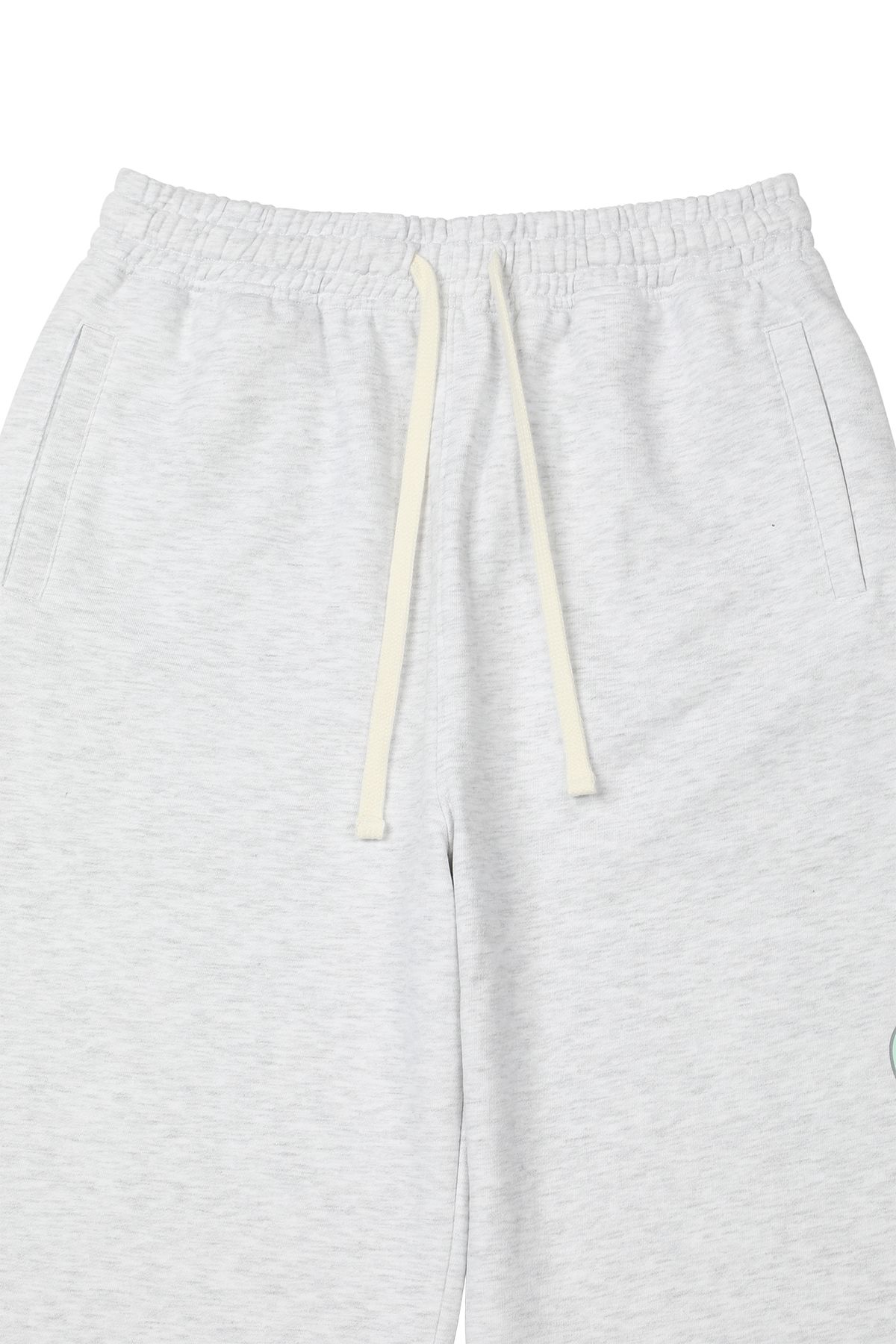 다이닛(DEINET) DN SCRIPT SWEAT BERMUDA PANTS IN LIGHT GREY